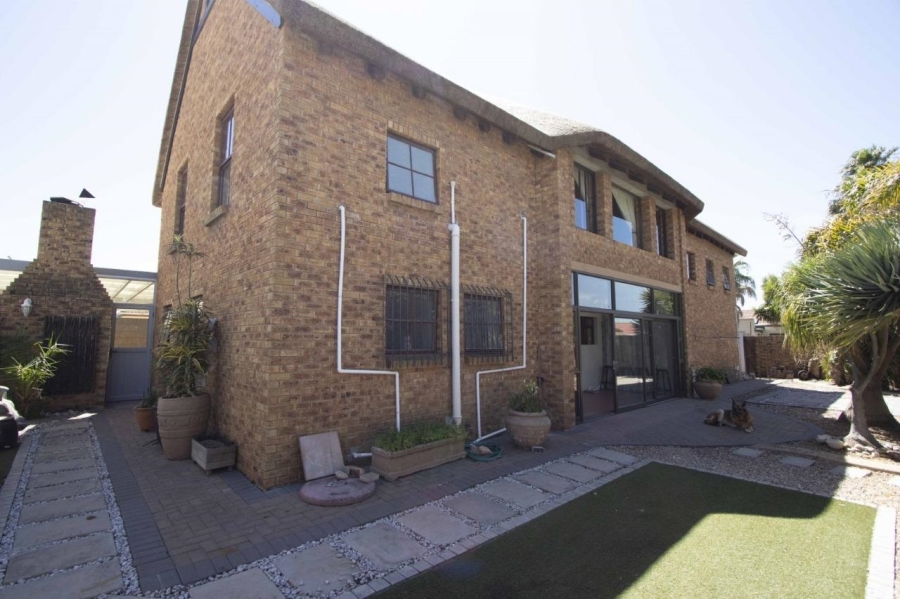 To Let 5 Bedroom Property for Rent in Parklands Western Cape